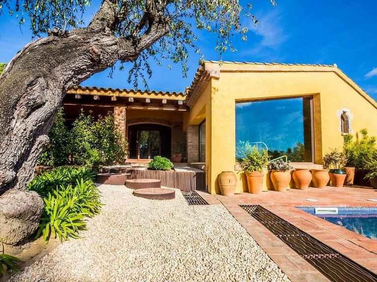 Town House for Sale in Mont-ras, Gerona 4
