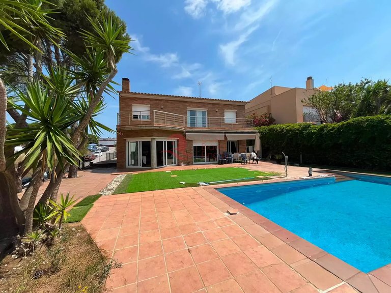 Town House for Sale in Palamós, Gerona 2