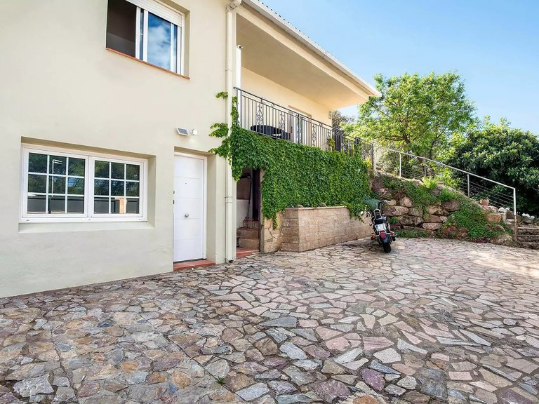 Villa for Sale in Can Carbonell, Gerona 28