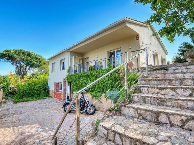 Villa for Sale in Can Carbonell, Gerona 29