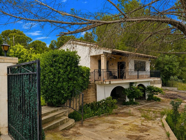 Country House for Sale in L'Alcudia de Crespins, Canals, Valencia 1