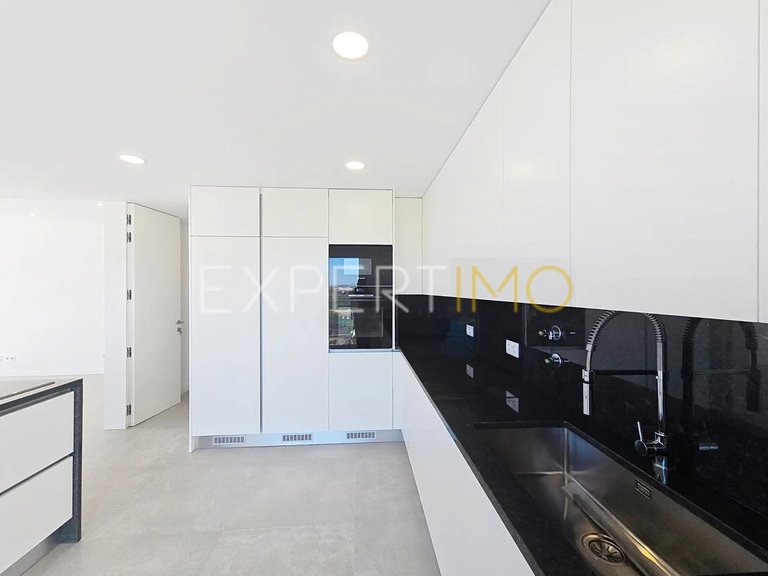 Villa for Sale in Portimão, Portimão, Portugal 1
