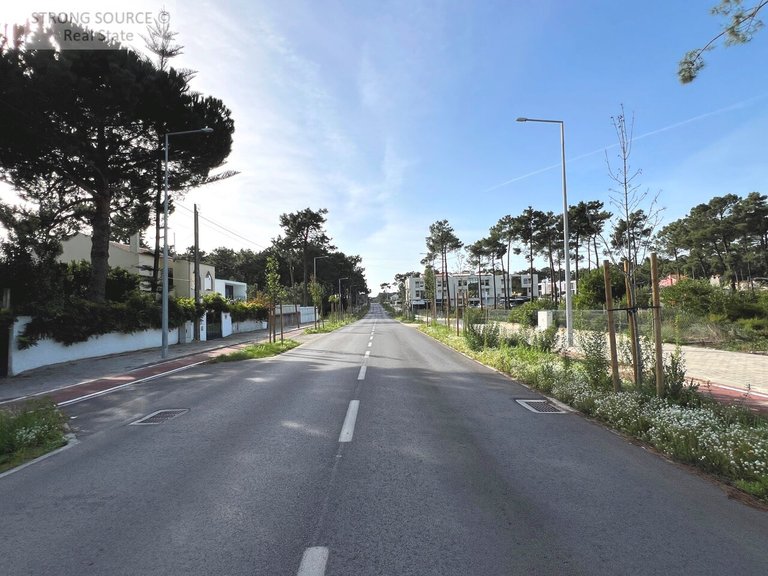Plot for Sale in União Das Freguesias De Charneca De Caparica E Sobreda, Almada 3