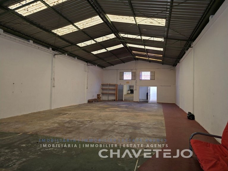 Commercial for Sale in União Das Freguesias De Tomar (são João Batista) E Santa Maria Dos Olivais, Tomar 1