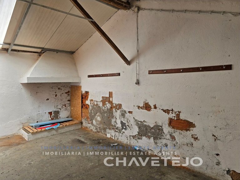 Commercial for Sale in União Das Freguesias De Tomar (são João Batista) E Santa Maria Dos Olivais, Tomar 5
