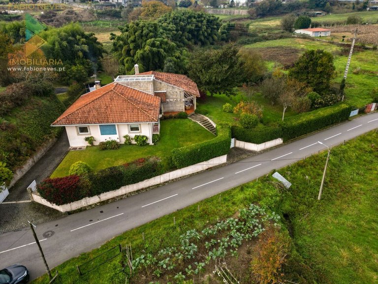 Villa for Sale in União Das Freguesias De Guilhadeses E Santar, Arcos De Valdevez, Portugal 1