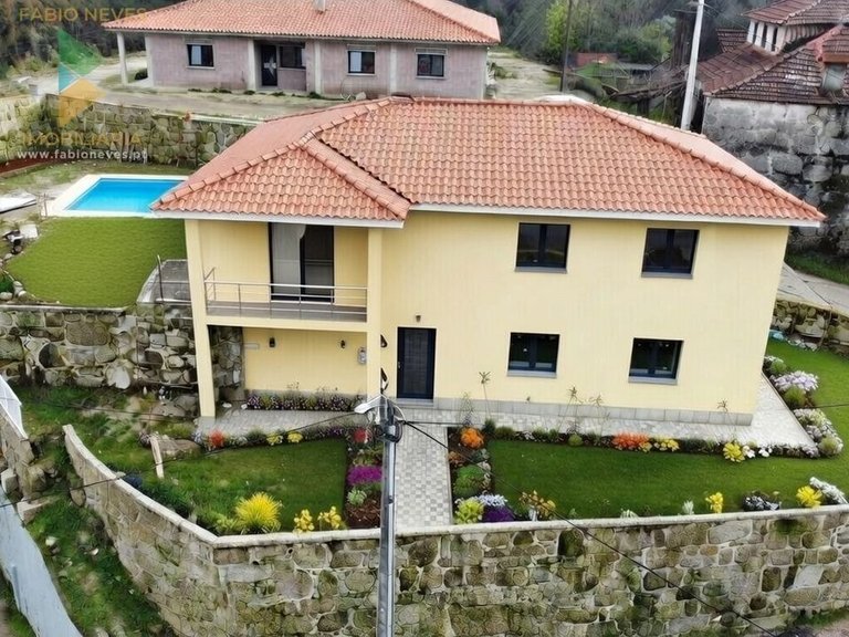 Villa for Sale in Sabadim, Arcos De Valdevez, Portugal 9