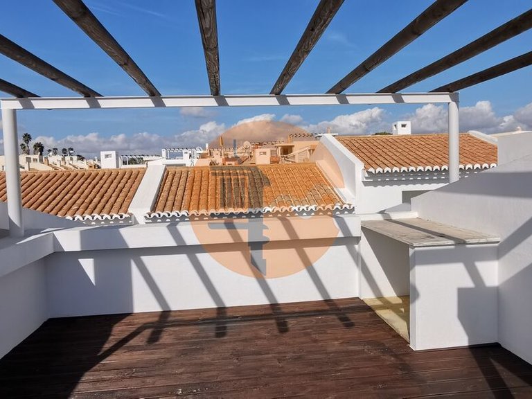 Villa for Sale in União Das Freguesias De Lagoa E Carvoeiro, Lagoa (algarve), Portugal 1
