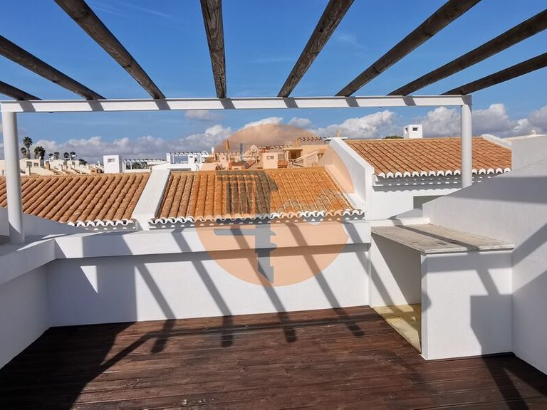 Villa for Sale in União Das Freguesias De Lagoa E Carvoeiro, Lagoa (algarve), Portugal 7