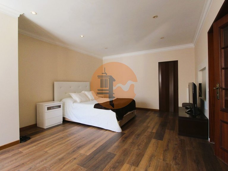 Villa for Sale in Moncarapacho, Olhão, Portugal 14