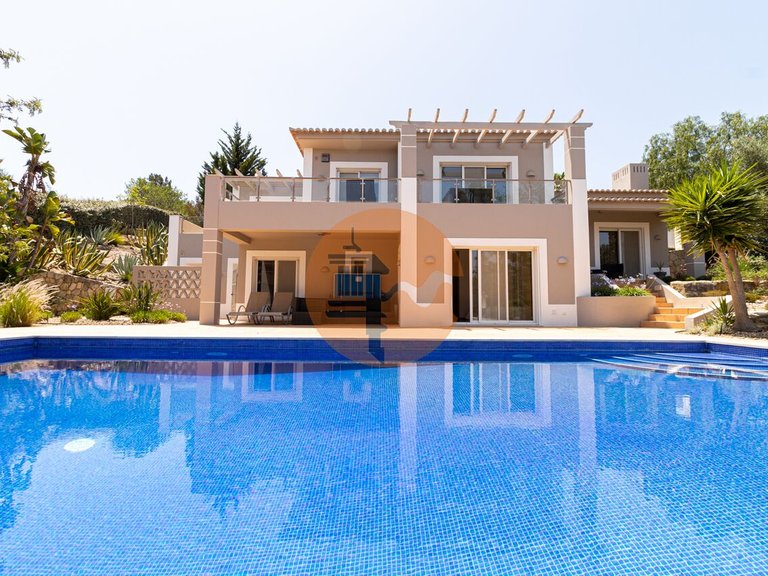 Villa for Sale in União Das Freguesias De Estômbar E Parchal, Lagoa (algarve), Portugal 1