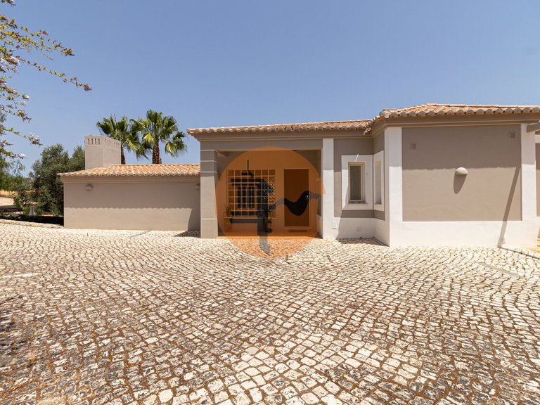 Villa for Sale in União Das Freguesias De Estômbar E Parchal, Lagoa (algarve), Portugal 4