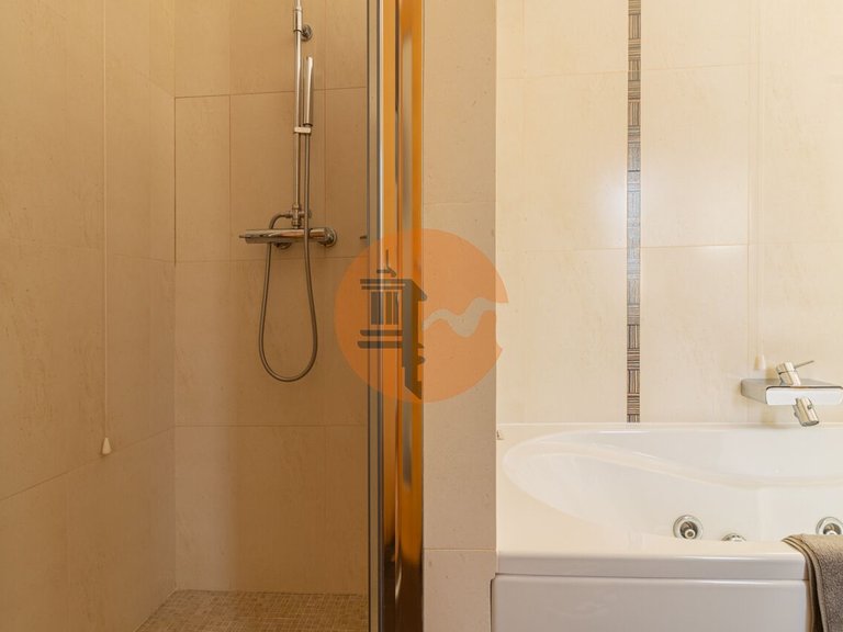 Villa for Sale in União Das Freguesias De Estômbar E Parchal, Lagoa (algarve), Portugal 16