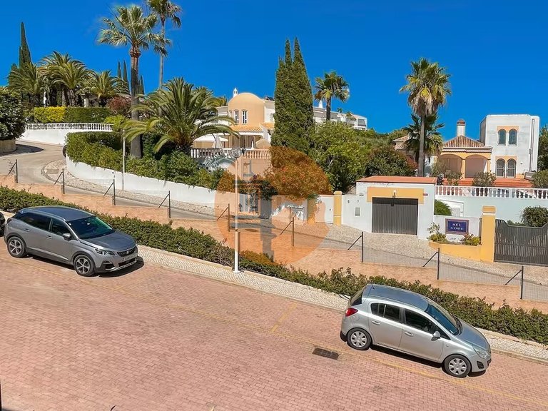 Villa for Sale in Albufeira E Olhos De Água, Albufeira, Portugal 21
