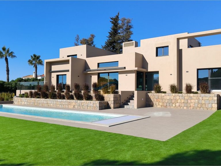 Villa for Sale in União Das Freguesias De Lagoa E Carvoeiro, Lagoa (algarve), Portugal 1