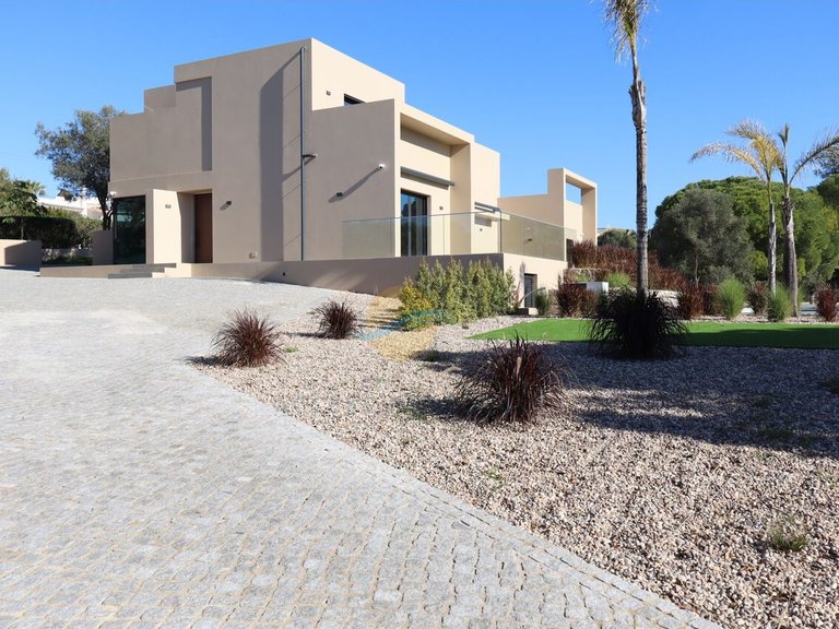 Villa for Sale in União Das Freguesias De Lagoa E Carvoeiro, Lagoa (algarve), Portugal 5
