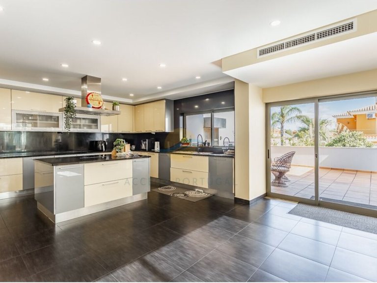 Villa for Sale in União Das Freguesias De Lagoa E Carvoeiro, Lagoa (algarve), Portugal 18
