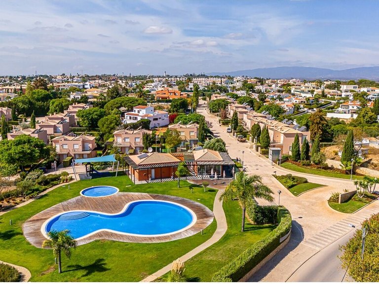 Villa for Sale in União Das Freguesias De Lagoa E Carvoeiro, Lagoa (algarve), Portugal 35