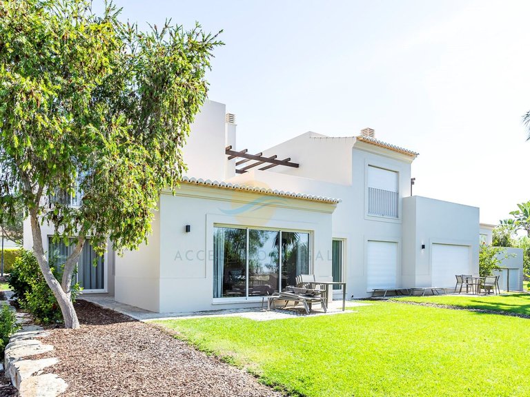 Villa for Sale in União Das Freguesias De Lagoa E Carvoeiro, Lagoa (algarve), Portugal 1