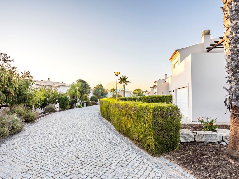 Villa for Sale in União Das Freguesias De Lagoa E Carvoeiro, Lagoa (algarve), Portugal 36