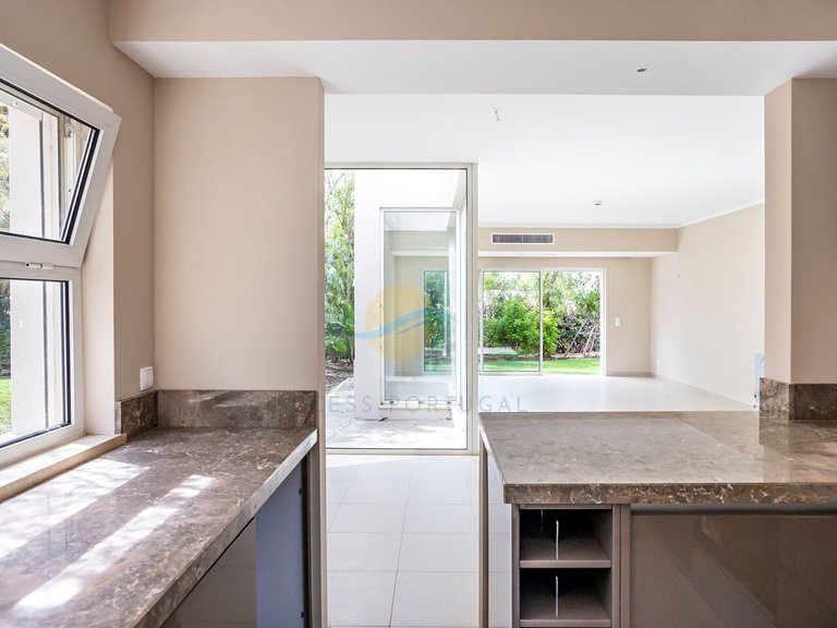 Villa for Sale in União Das Freguesias De Lagoa E Carvoeiro, Lagoa (algarve), Portugal 16