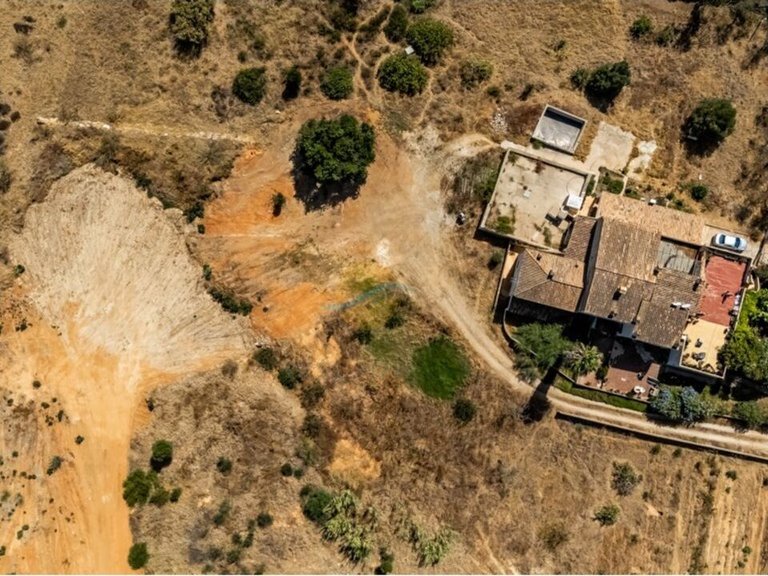 Villa for Sale in União Das Freguesias De Lagoa E Carvoeiro, Lagoa (algarve), Portugal 5