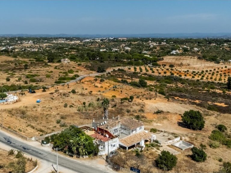 Villa for Sale in União Das Freguesias De Lagoa E Carvoeiro, Lagoa (algarve), Portugal 4