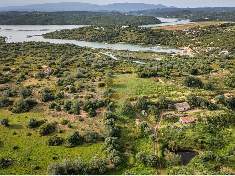 Country House for Sale in União Das Freguesias De Estômbar E Parchal, Lagoa (algarve), Portugal 3