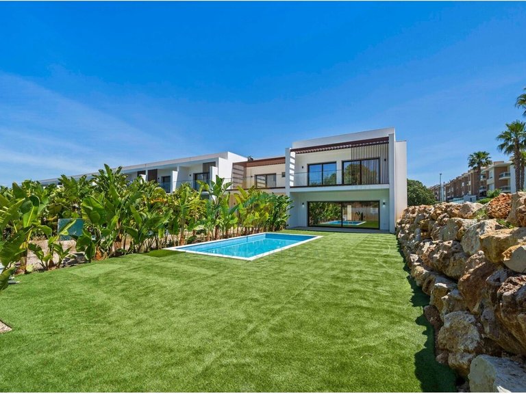 Villa for Sale in Alvor, Portimão, Portugal 1
