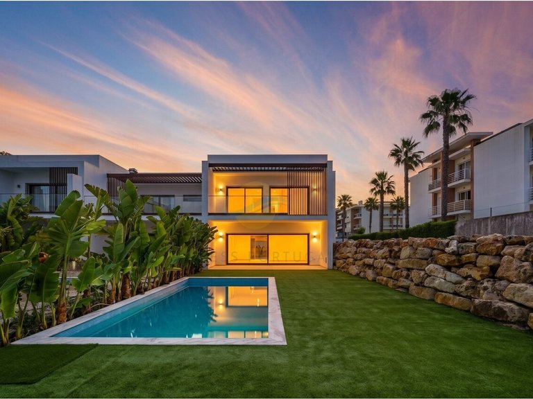 Villa for Sale in Alvor, Portimão, Portugal 3
