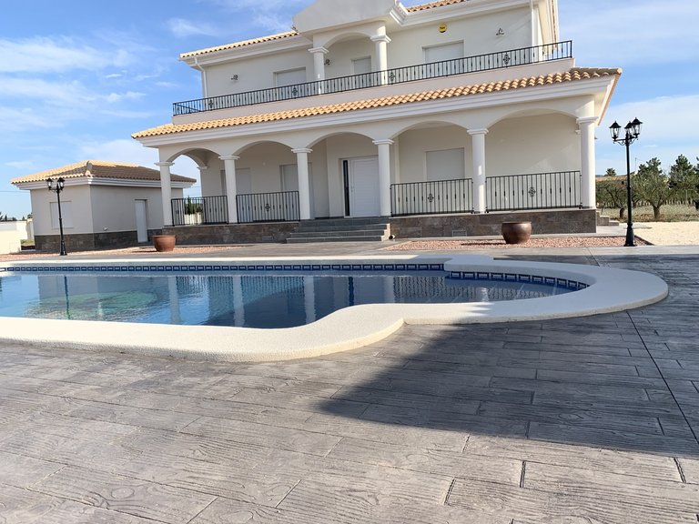 Villa for Sale in Inland Pinoso, Alicante 1