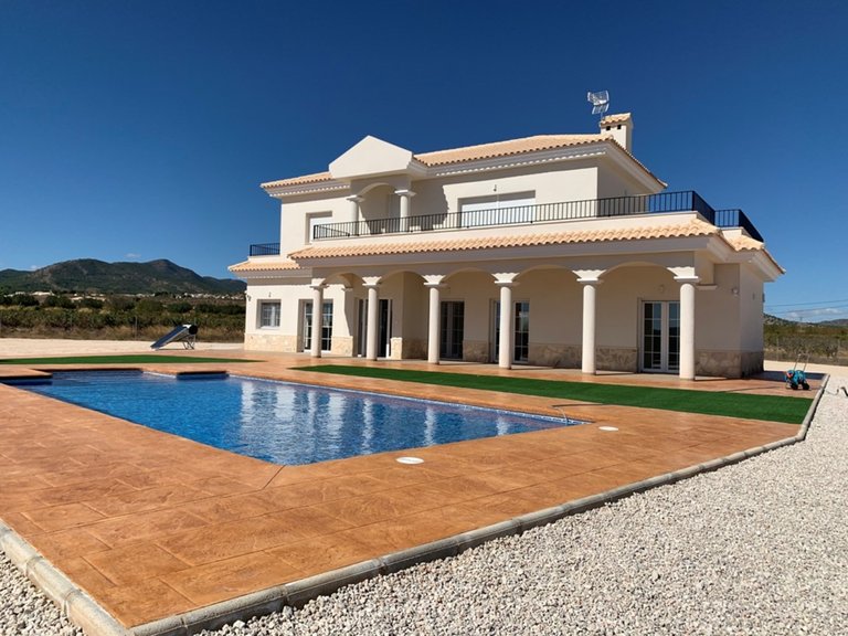 Villa for Sale in Inland Pinoso, Alicante 1