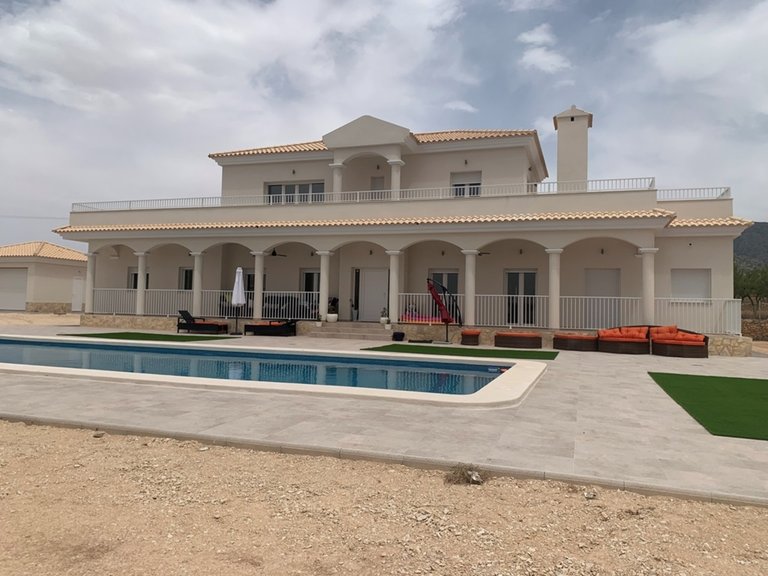 Villa for Sale in Inland Pinoso, Alicante 1