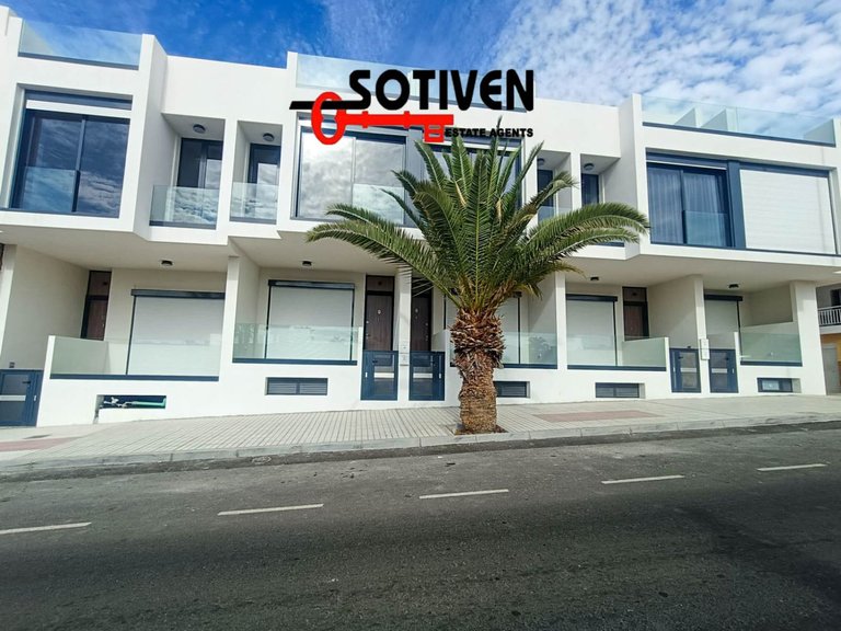 Town House for Sale in Guía De Isora, Sta.cruz Tener. 35