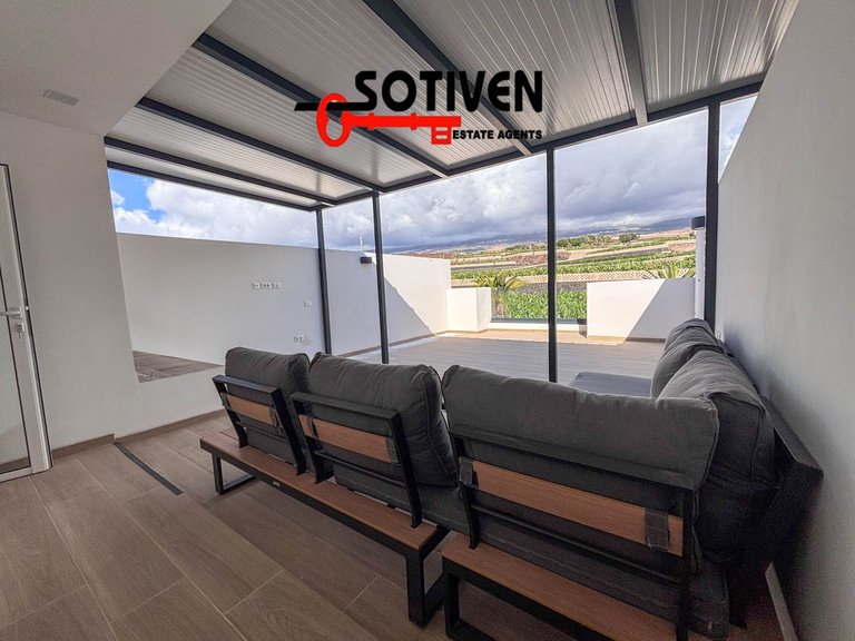 Town House for Sale in Guía De Isora, Sta.cruz Tener. 26