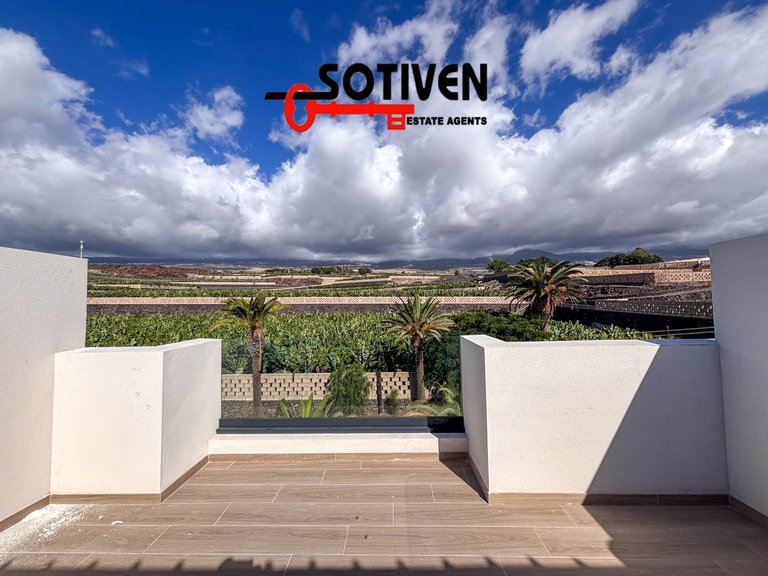 Town House for Sale in Guía De Isora, Sta.cruz Tener. 24