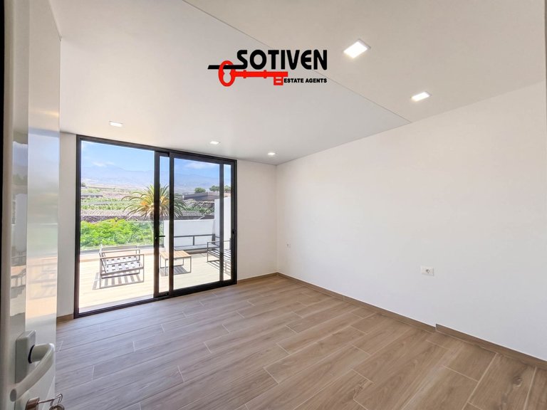 Town House for Sale in Guía De Isora, Sta.cruz Tener. 16