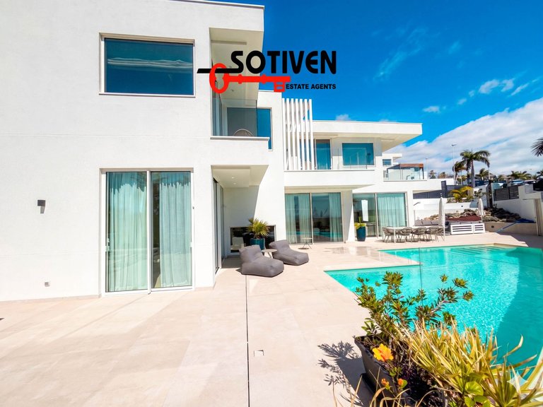 Villa for Sale in Adeje, Sta.cruz Tener. 3