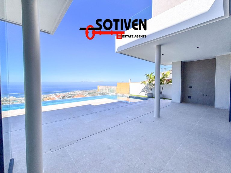Villa for Sale in Adeje, Sta.cruz Tener. 14