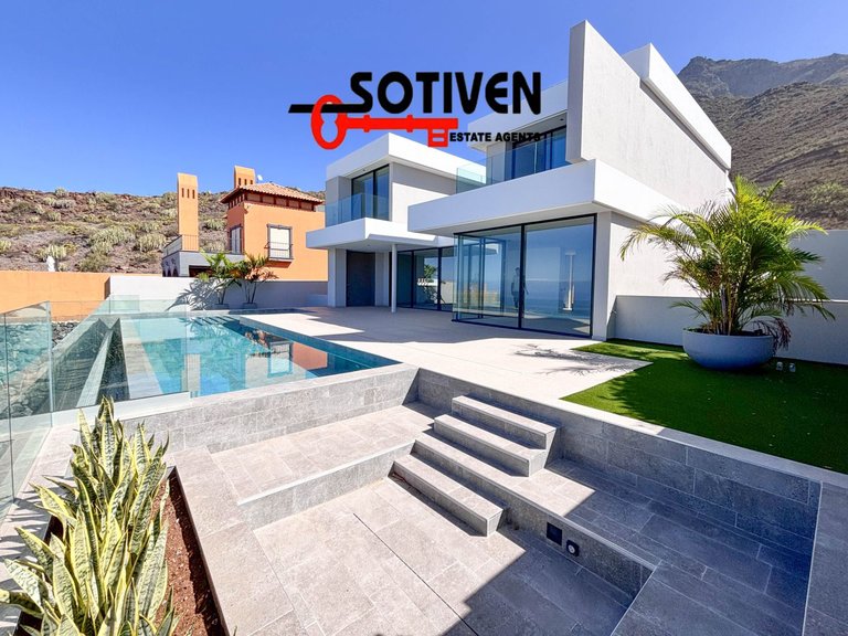 Villa for Sale in Adeje, Sta.cruz Tener. 4