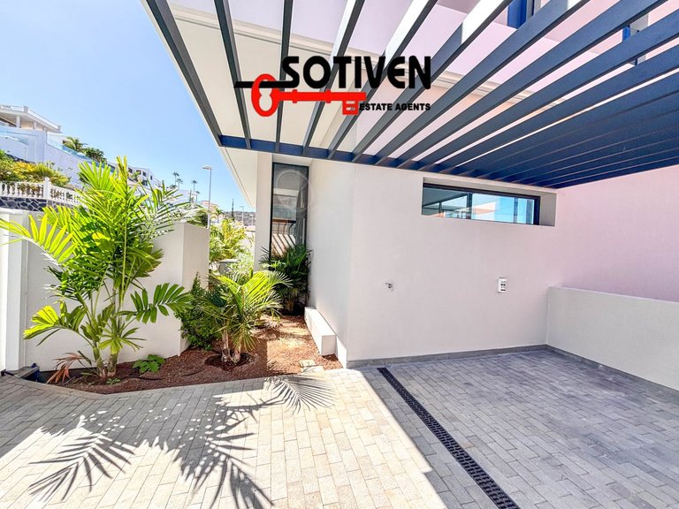 Villa for Sale in Adeje, Sta.cruz Tener. 6
