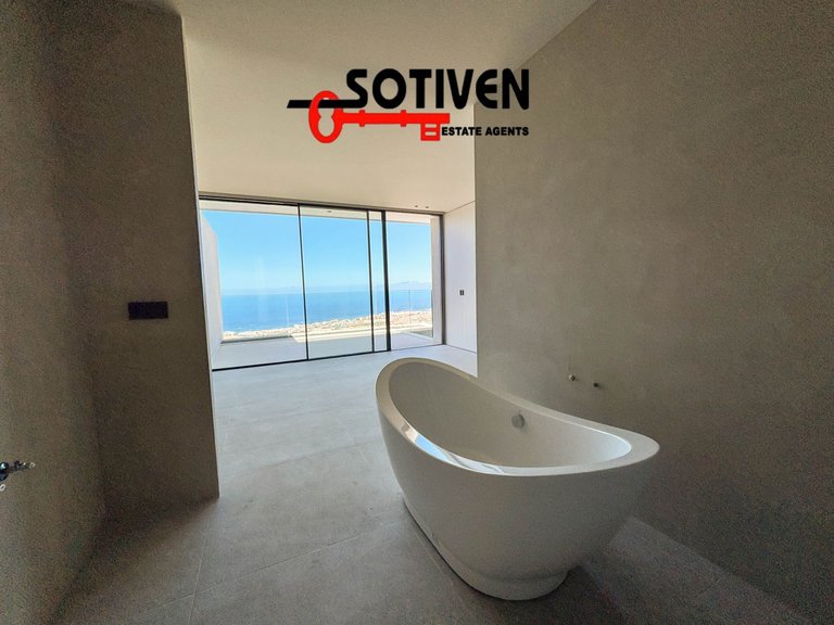 Villa for Sale in Adeje, Sta.cruz Tener. 39