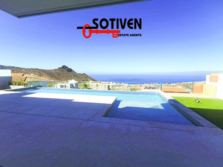 Villa for Sale in Adeje, Sta.cruz Tener. 47