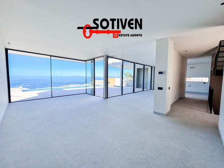 Villa for Sale in Adeje, Sta.cruz Tener. 11