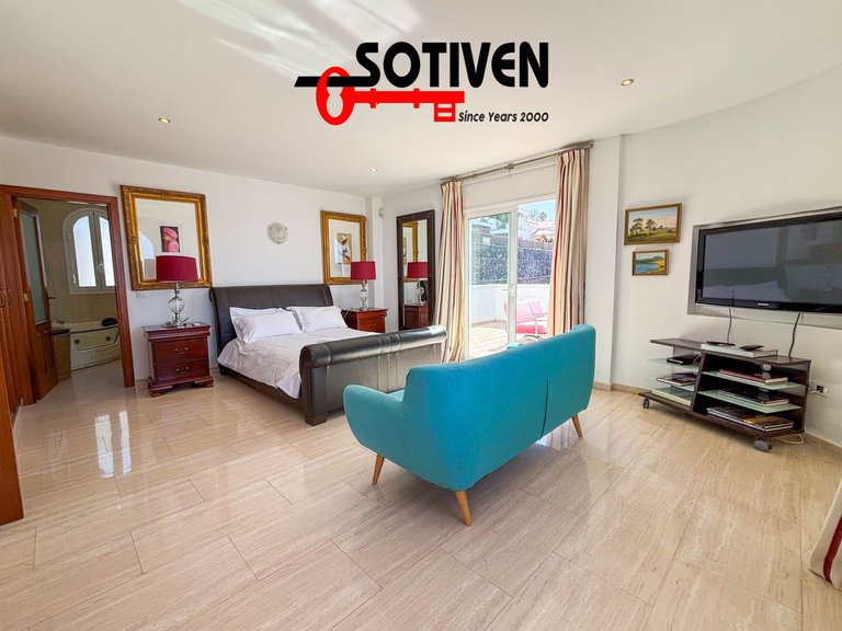 Villa for Sale in Adeje, Sta.cruz Tener. 27
