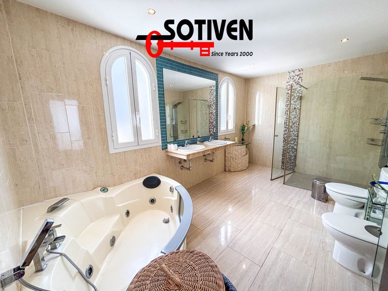 Villa for Sale in Adeje, Sta.cruz Tener. 30