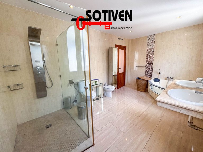 Villa for Sale in Adeje, Sta.cruz Tener. 31
