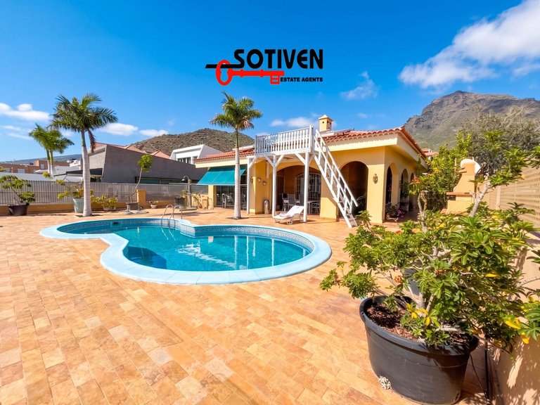 Villa for Sale in Adeje, Sta.cruz Tener. 1