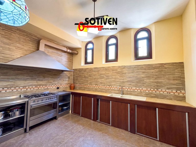 Villa for Sale in Adeje, Sta.cruz Tener. 25