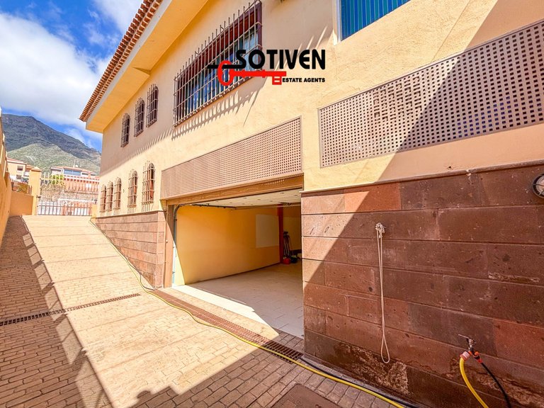 Villa for Sale in Adeje, Sta.cruz Tener. 30